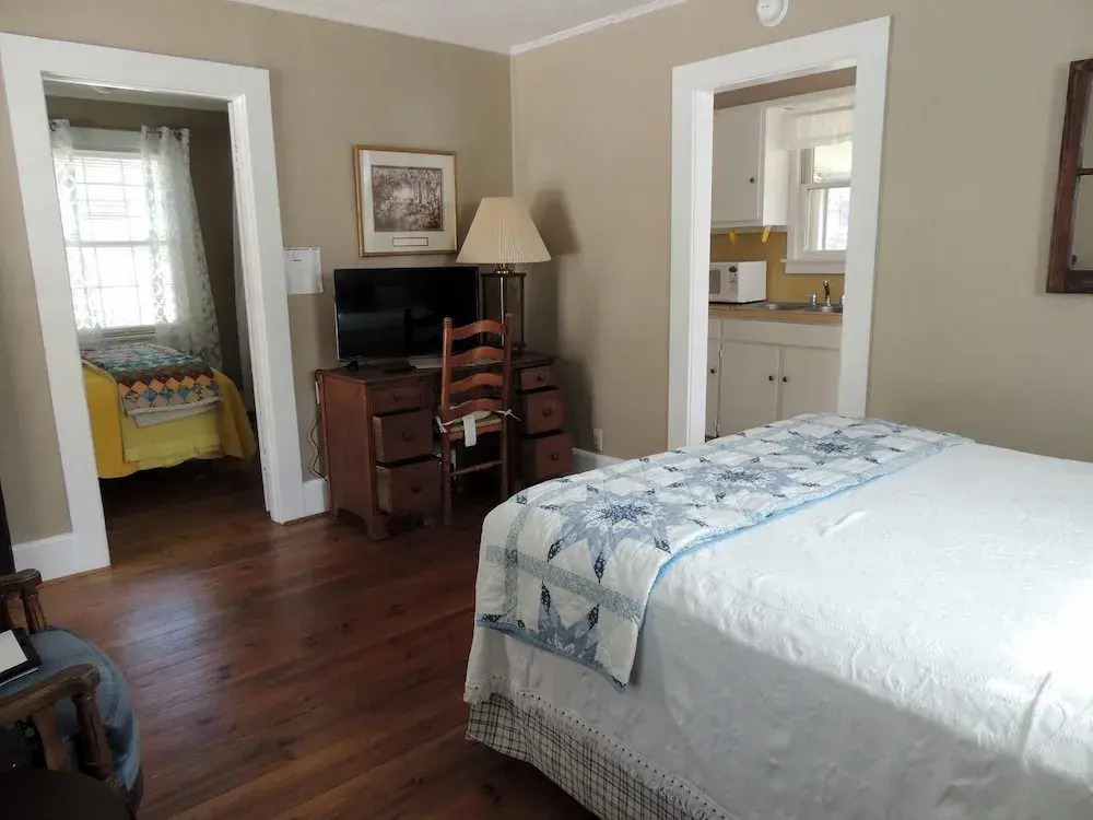 Hendersonville (NC) - 2 Br Cottage