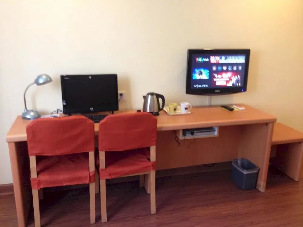 Home Inn (Shenzhen Dongmen Pedestrian Street Shaibu Metro Station)