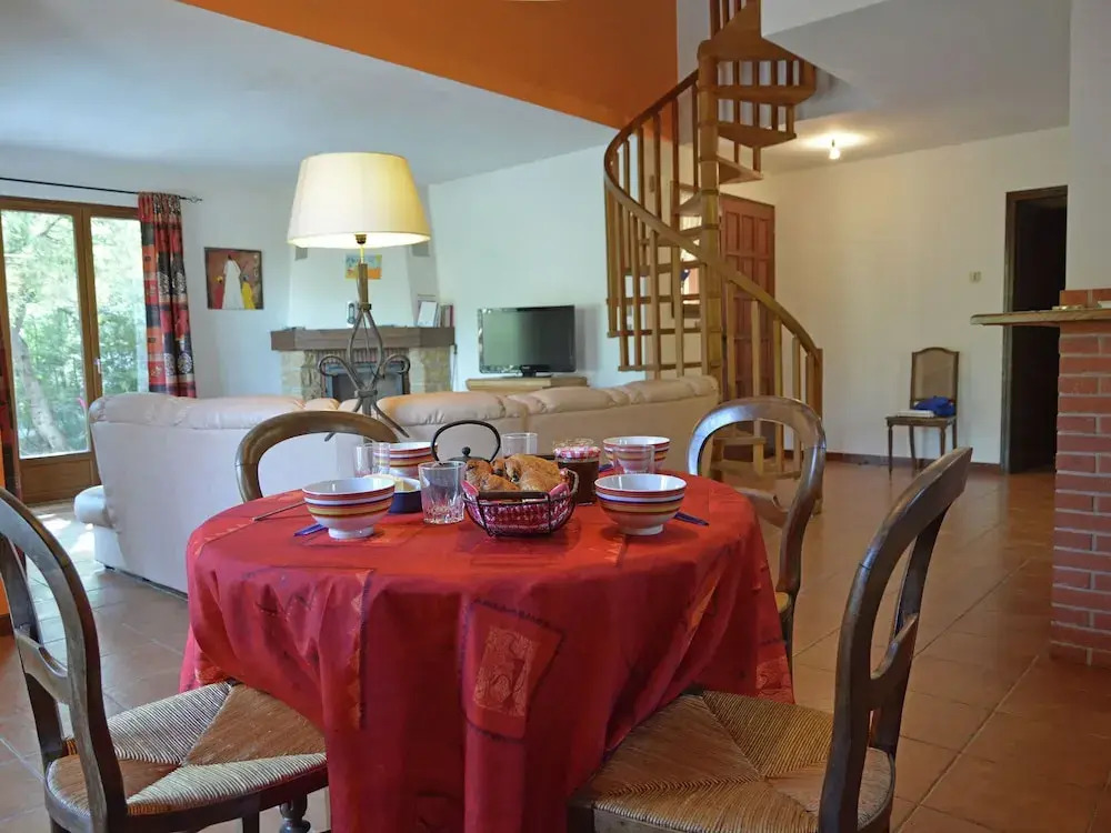 Villa in Le Boulou with Scenic Hilltop Views