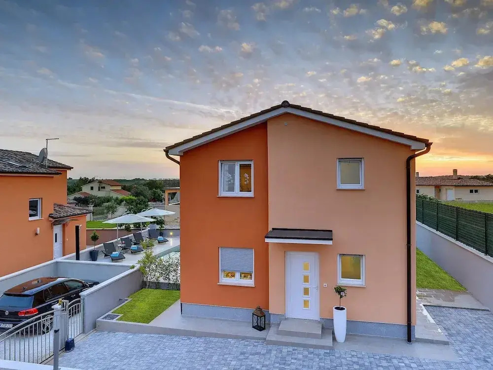 Villa in Pula with Pool & Parasol