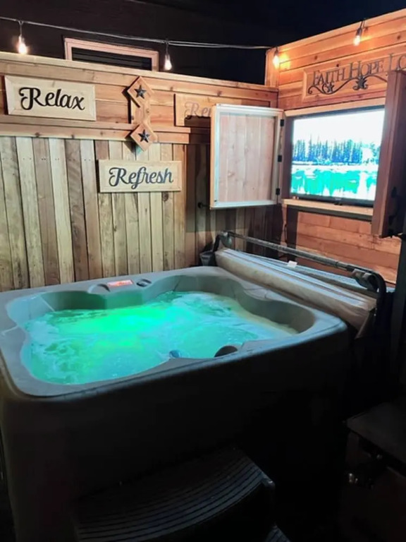 Tahoe Studio Spa With Hot Tub and Sauna