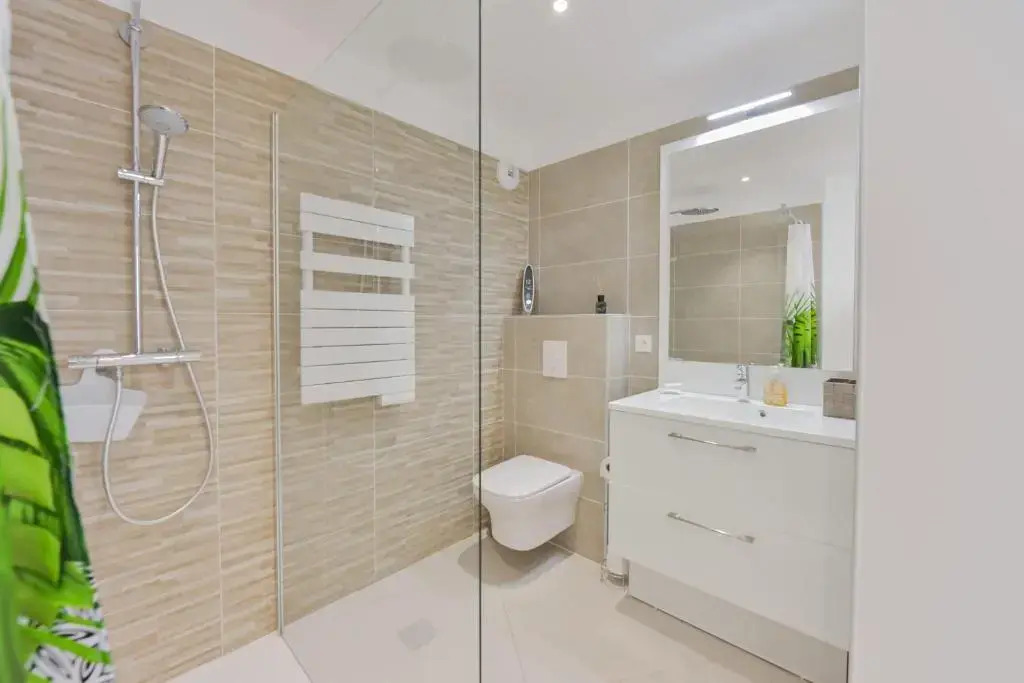 SERRENDY Apartment in residential property with swimming pool
