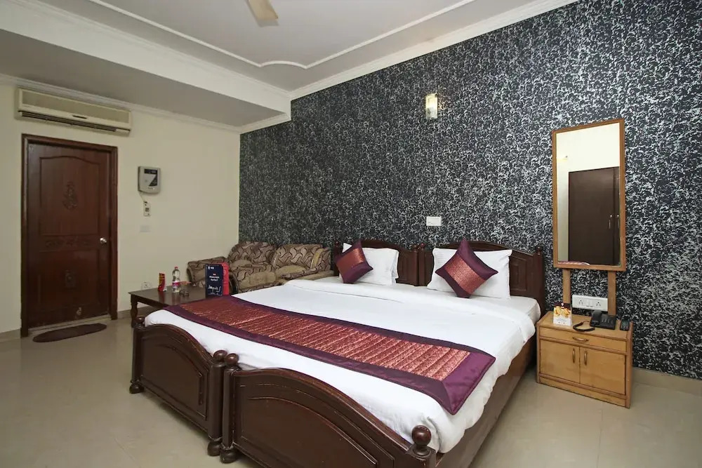 OYO 7619 Hotel VRS