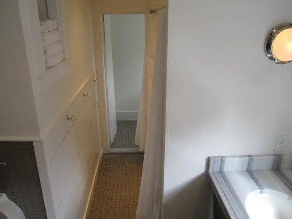 Crews Quarters Boarding House - Caters to Men