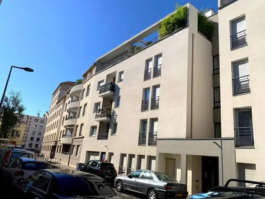 Beau studio tout confort au calme avec parking .