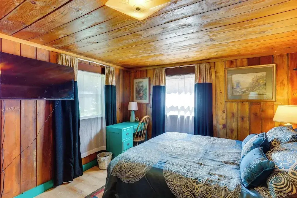 Dunsmuir Apartment ~ 17 Mi to Mt Shasta Ski Park!
