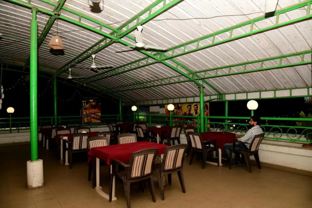 Hotel Monarch Center Point near Dahanu Beach, Bordi