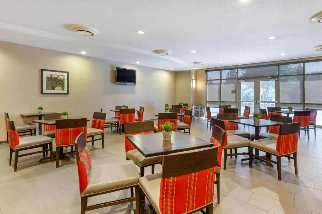 Comfort Suites Glendale - State Farm Stadium Area