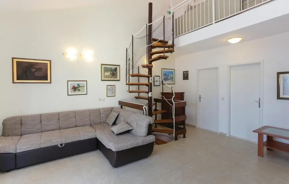 2 Bedroom Cozy Home In Okrug Donji