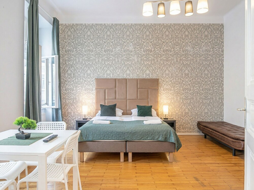 Lovely 2BR Near Belvedere Palace