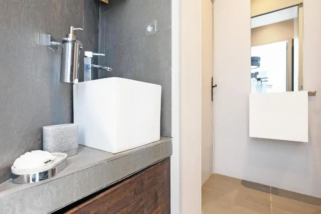 Palais Area: Modern 4 Bedrooms/ 4 Baths