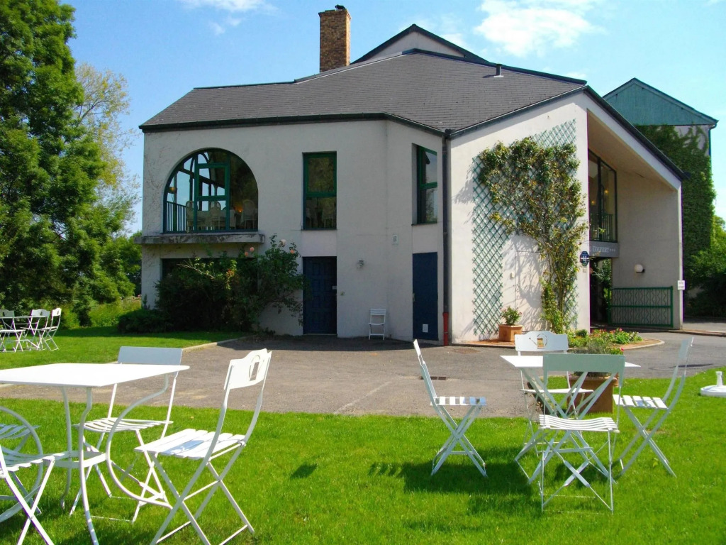 Golf Hotel Colvert - Piscine extérieure et Room Service