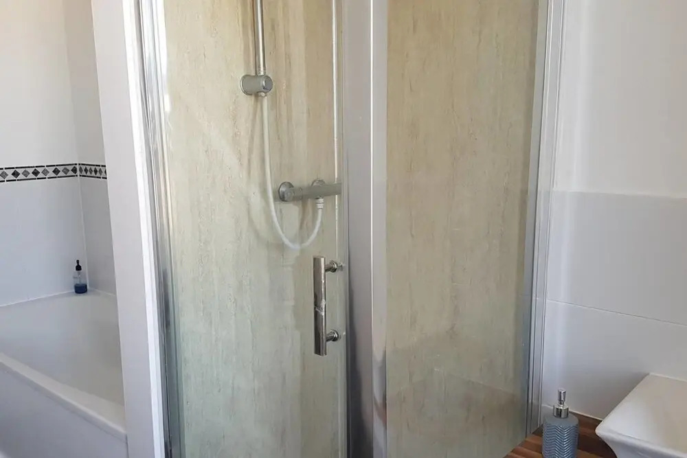 Spacious 2 Bedroom Apartment Sleeps 6 With Parking