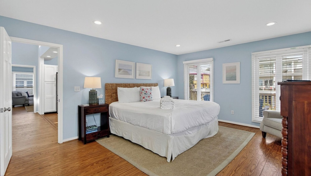 Lighthouse by Avantstay Beachfront View Home w/ Pool Table & Ping Pong