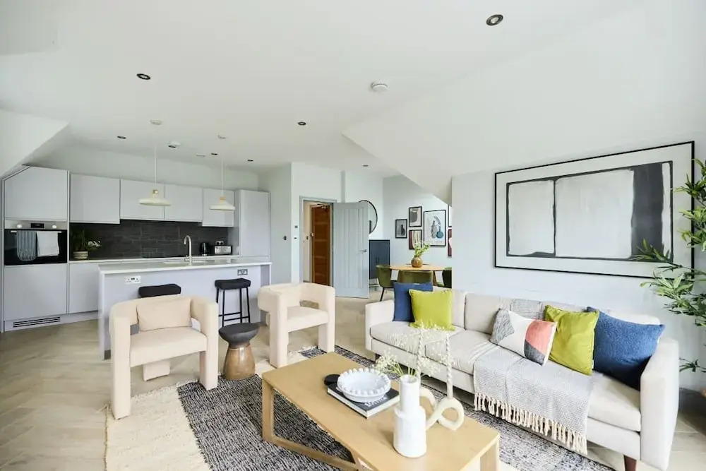 The Woodborough Place - Beckoning 2bdr Flat With Balcony
