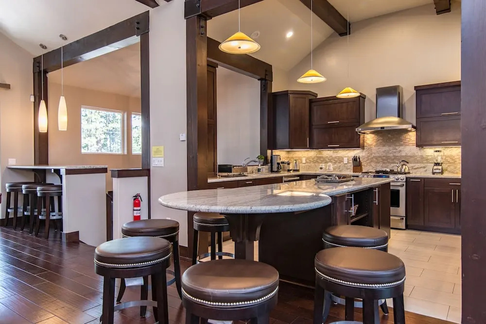 Ski-centric 4br W/ Hot Tub 4 Bedroom Home