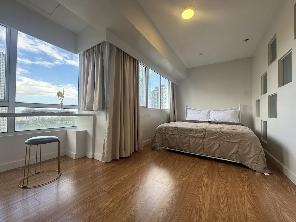 Cozi Modern Loft Suite near high street BGC wifi pool