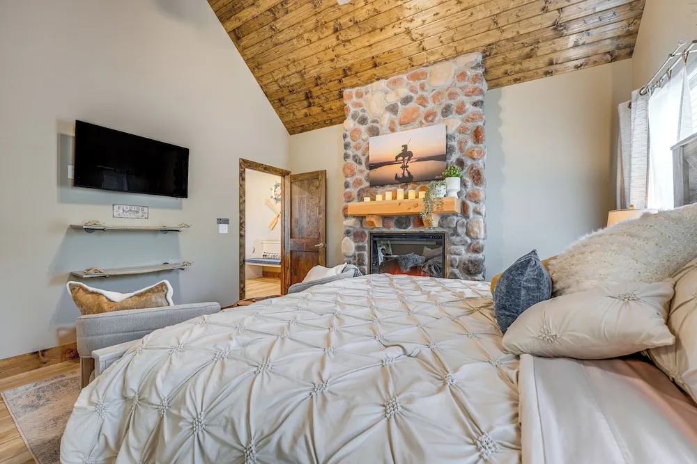 Branson Log Cabin Near Silver Dollar City & Lake!
