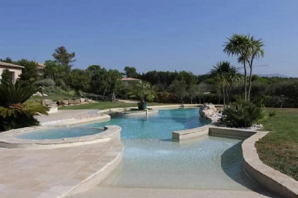 Suites de Prestige JACUZZI SAUNA HAMMAM PISCINE Mougins Cannes Grasse