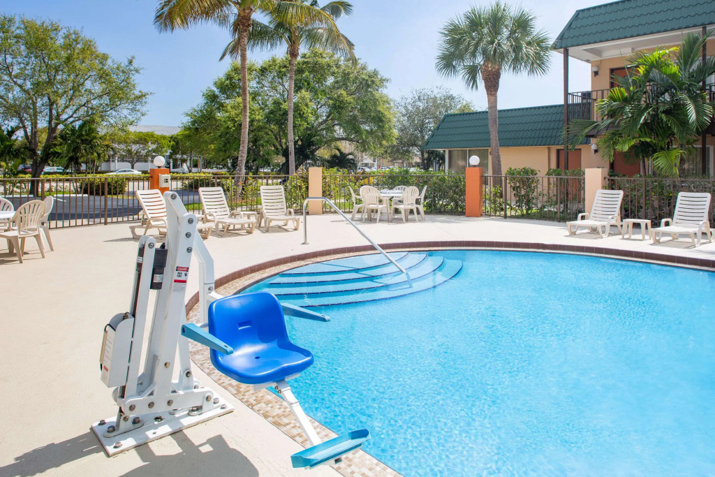 Super 8 by Wyndham North Palm Beach