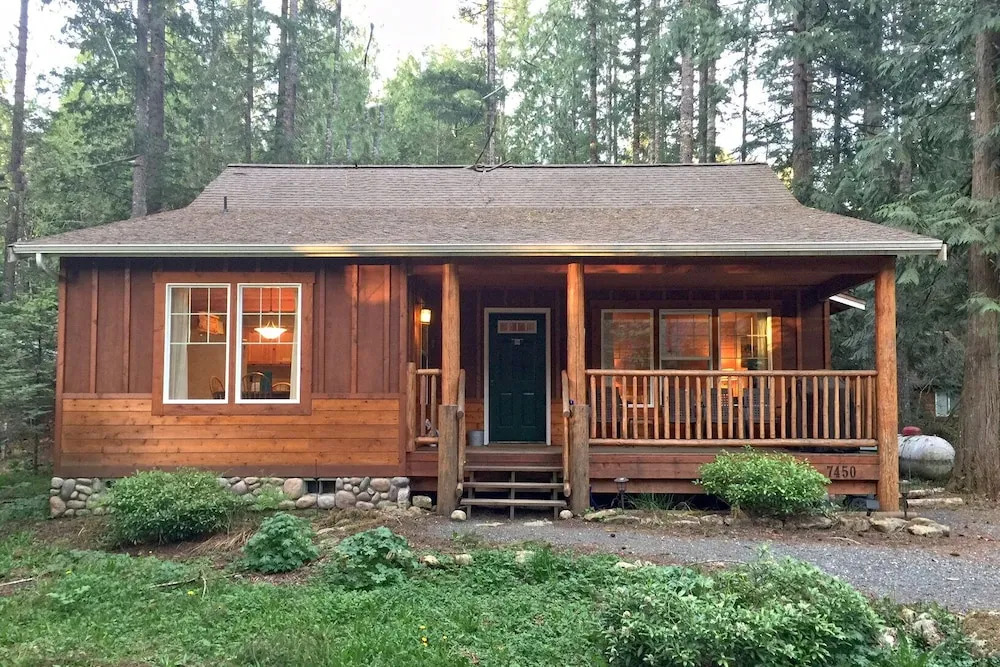 Glacier Springs Cabin 2bedrooms, 2 Baths - hot tub & Pet Friendly!