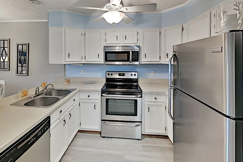 New Listing! Mariners Cove By The Beach 2 Bedroom Condo