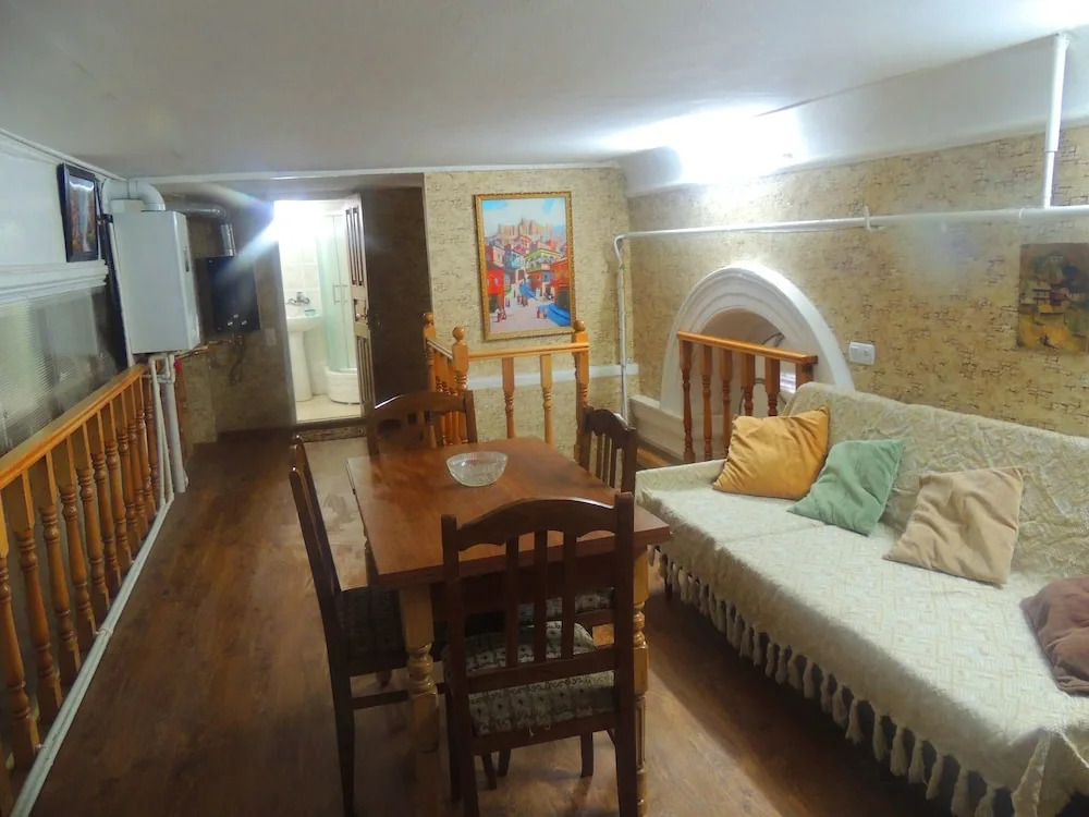 Leon Rooms