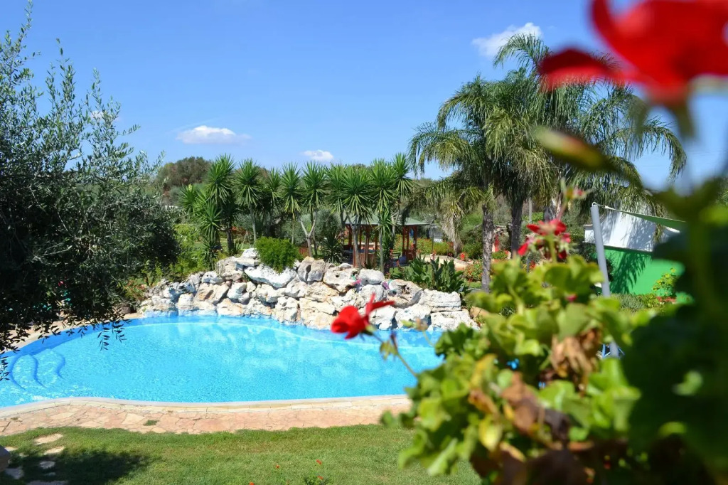 Villa Vacanze Paradiso - Oasi di Tranquillità con Piscina e Giardino a 10 min dal mare