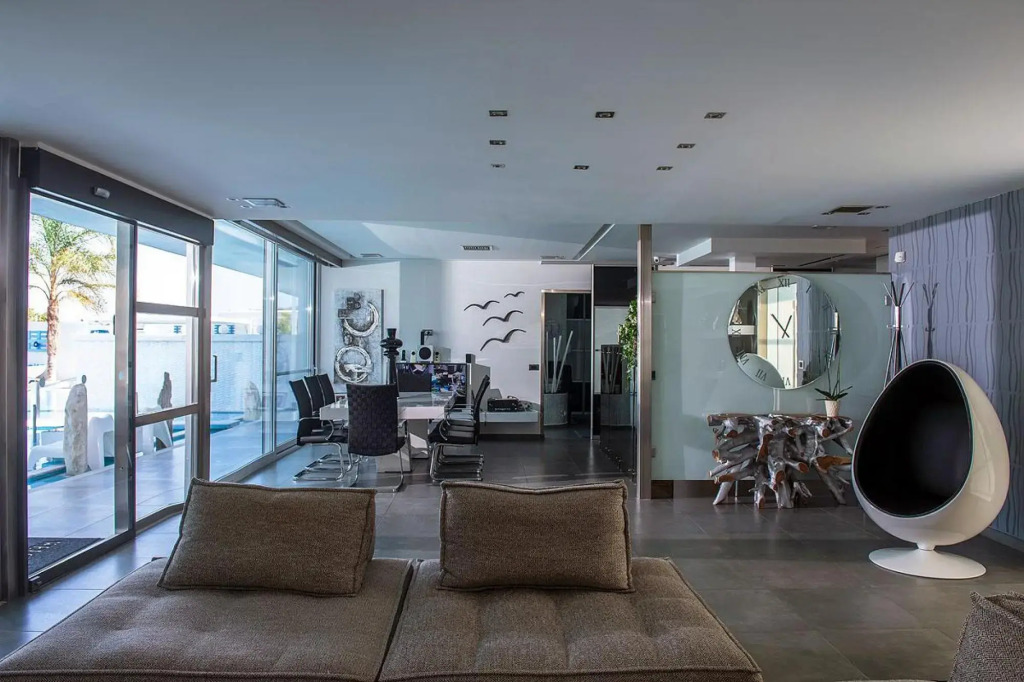 Amazing 4 bedroom villa very close to the beach