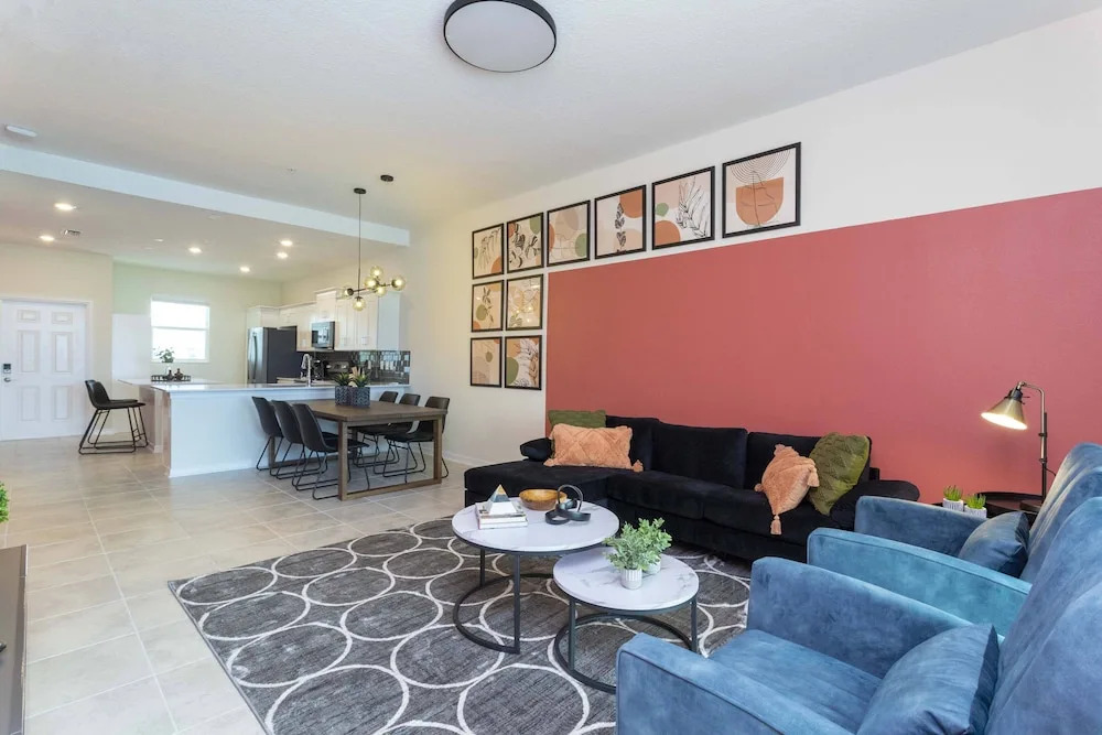 Cozy Retreat Near Disney: Apartment With Amenities