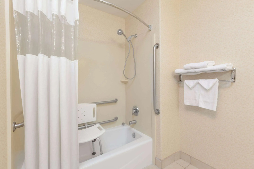 Howard Johnson by Wyndham Bakersfield