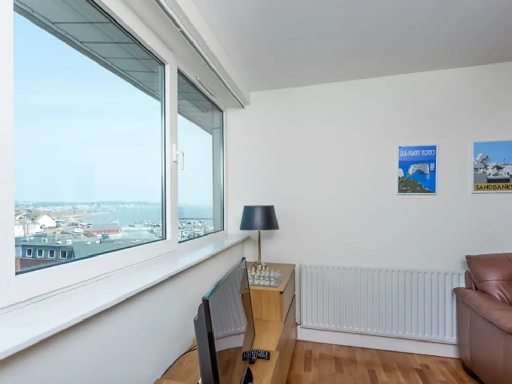 Peregrine - Poole Quay Location with Partial Harbour Views