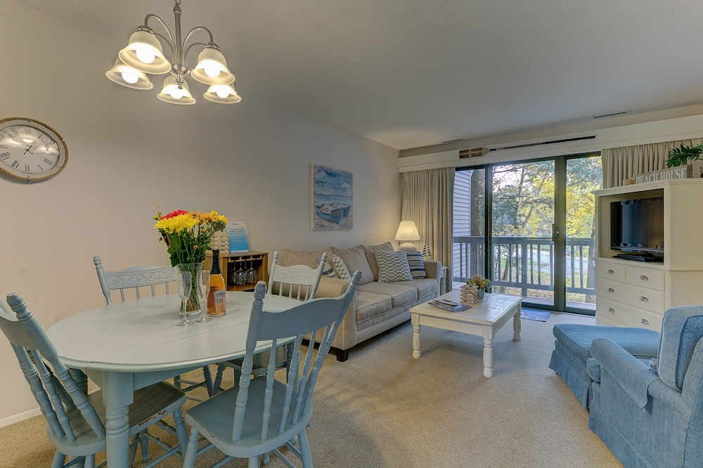Gorgeous Grand Traverse Bay Beach Front The Shores - 5704