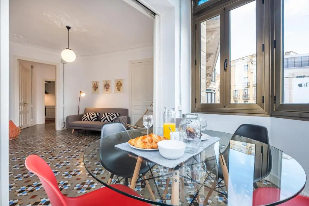 Sunny and Modernist apartment for groups in center