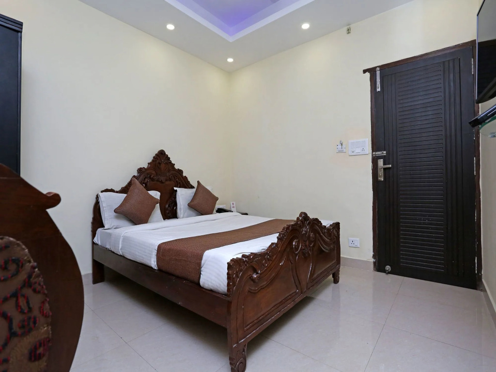 OYO 13243 Hotel City Castle