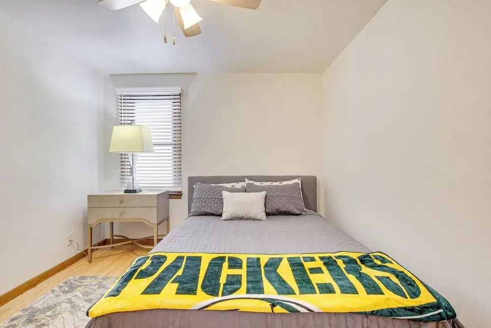 < 1 Mi to Lambeau Field: Green Bay Home w/ Grill!