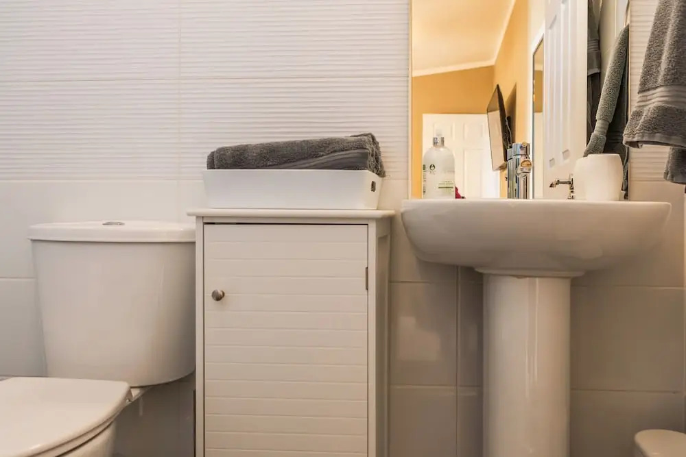St Helens 2-bed Lodge, Sleeps 4, Pets Ok & Pool