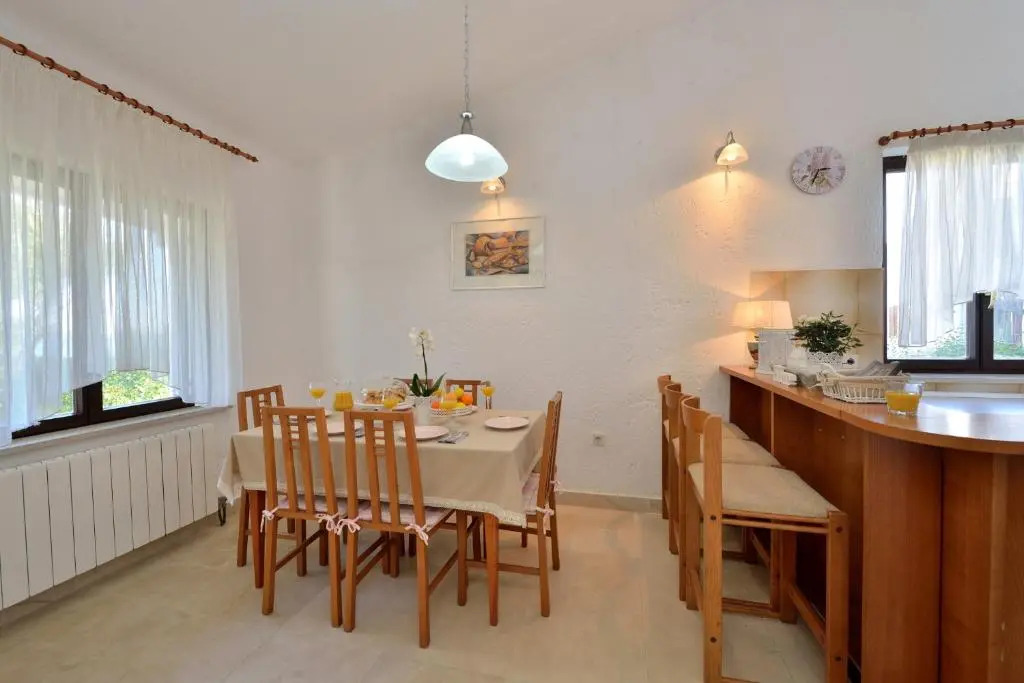 Beachfront Skoblar Holiday Home with Seaview