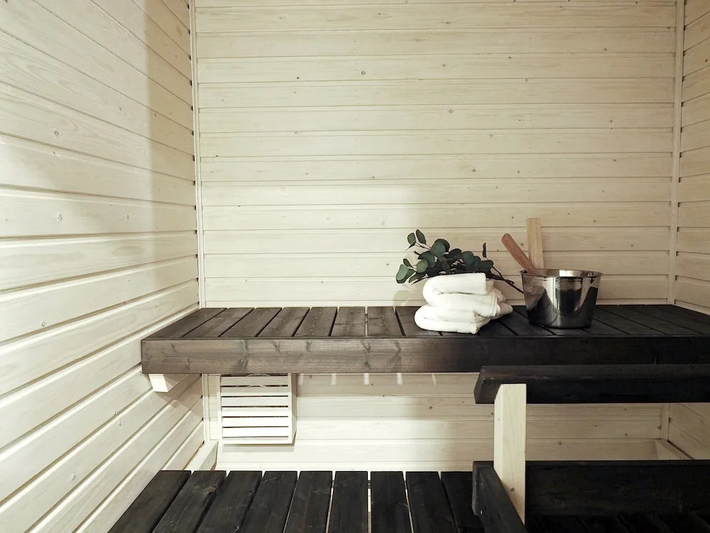 Modern 1BR Apt with Sauna, Balcony & Free Parking
