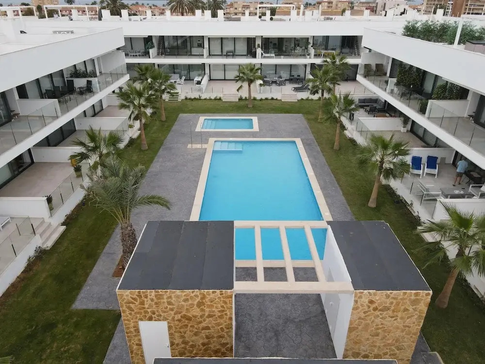 Outstanding 2 bed Apartment With Rooftop sea Views