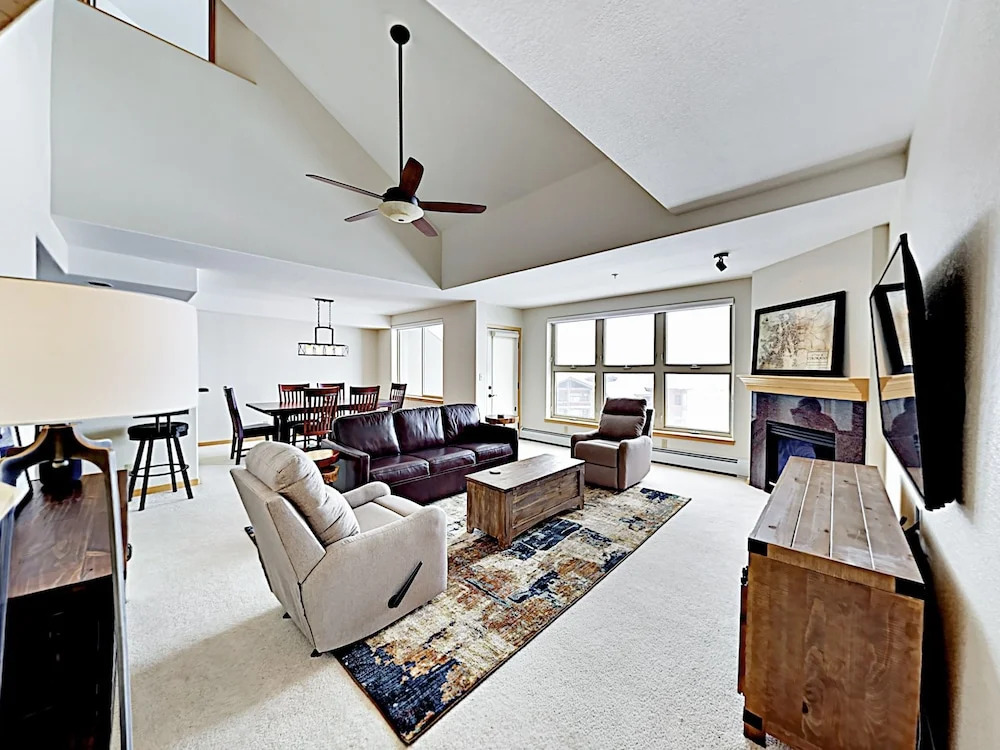 Lakepoint #708 - 3 Br Condo