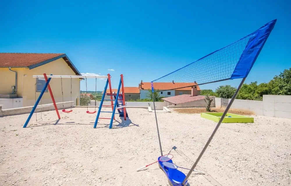 Beautiful Home in Nadin With 5 Bedrooms, Wifi and Outdoor Swimming Pool