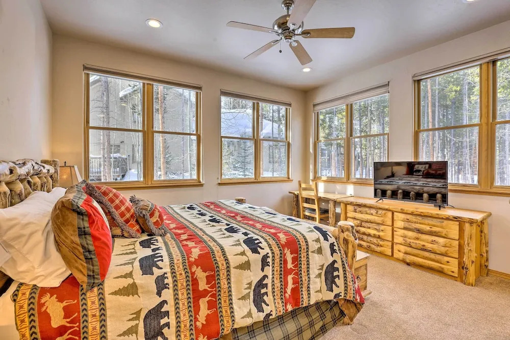 Ski-in/out Breckenridge Gem w/ Hot Tub!