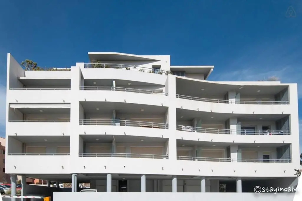 L'orangeraie Calvi centre à 300m de la plage et du port parking privé