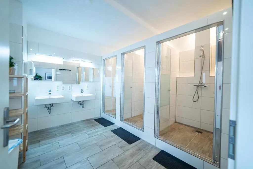 FULL HOUSE Hotel Nürnberg - shared bath & kitchen