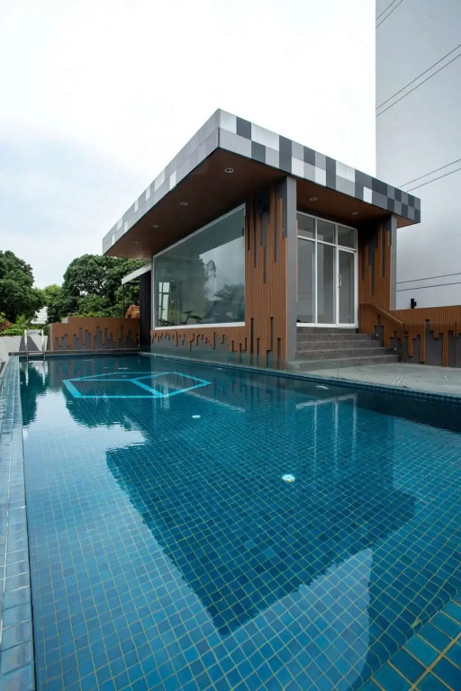 Prime Square Hotel