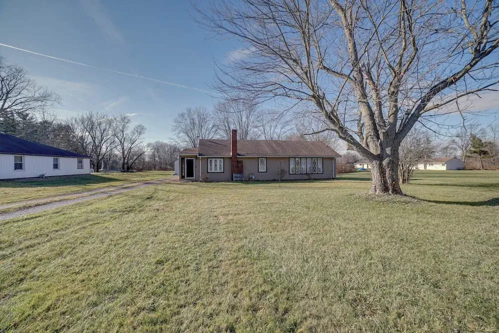 Quaint Youngstown Home ~ 2 Mi to Boardman Park!