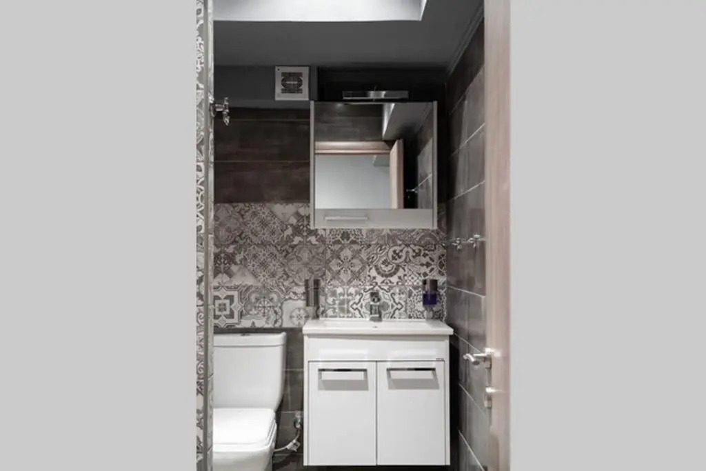 Superb suite on Aiolou street