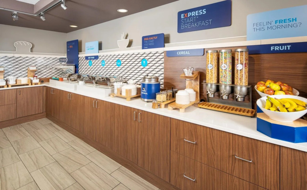 Holiday Inn Express & Suites Bellevue -Omaha Area- by IHG