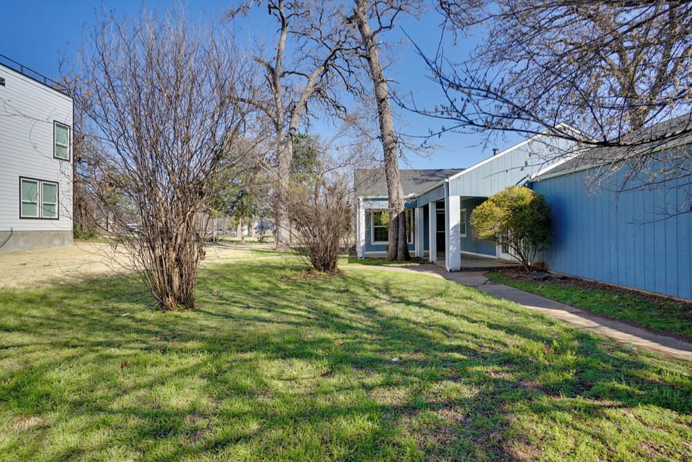 Walk to At&t Stadium: Arlington Home w/ Yard!